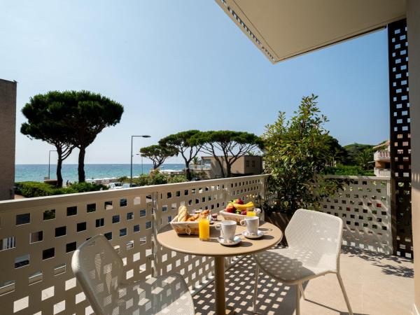 Hôtel La Ménado : photo 1 de la chambre chambre double ou lits jumeaux supérieure - vue sur mer