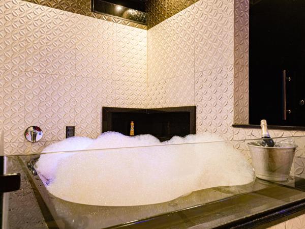 EUPHORIA MOTEL : photo 8 de la chambre suite avec baignoire spa