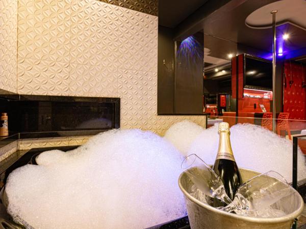 EUPHORIA MOTEL : photo 10 de la chambre suite avec baignoire spa