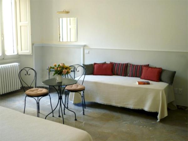 Hotel Canada : photo 1 de la chambre chambre quadruple avec salle de bains commune