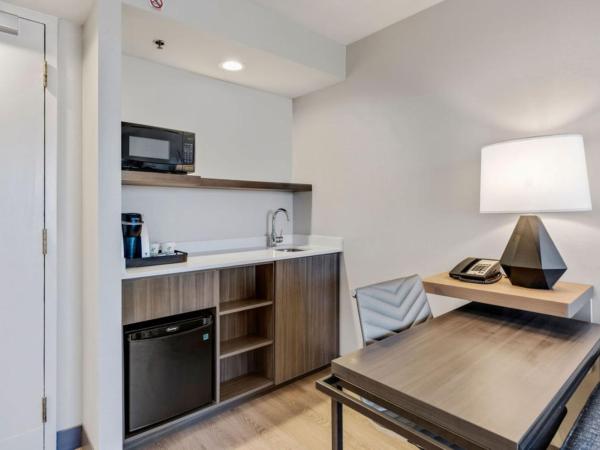 Holiday Inn & Suites Ottawa Kanata, an IHG Hotel : photo 5 de la chambre suite lit king-size avec canapé-lit