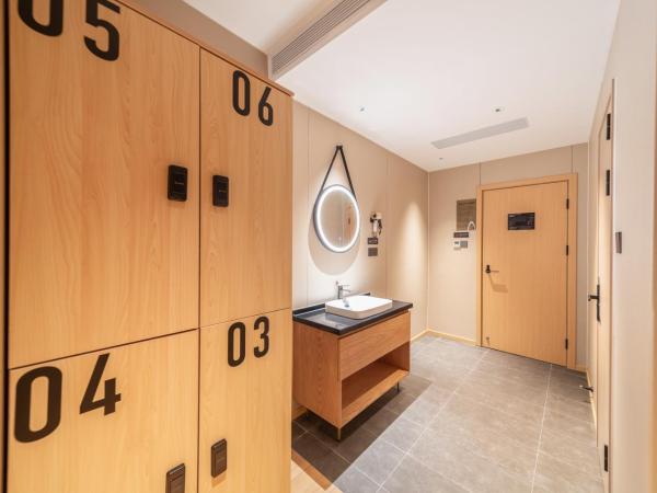 Captain 5 Youth Hotel-Xianxia Road Branch : photo 3 de la chambre bed in 8-bed male dormitory room - shared bathroom