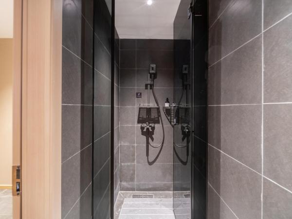 Captain 5 Youth Hotel-Xianxia Road Branch : photo 6 de la chambre bed in 8-bed male dormitory room - shared bathroom