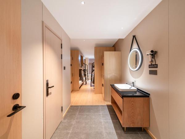 Captain 5 Youth Hotel-Xianxia Road Branch : photo 4 de la chambre bed in 8-bed male dormitory room - shared bathroom