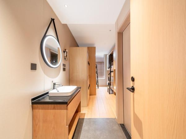 Captain 5 Youth Hotel-Xianxia Road Branch : photo 4 de la chambre lit dans dortoir pour hommes de 6 lits avec salle de bains commune