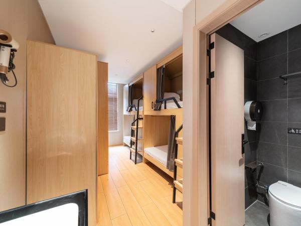 Captain 5 Youth Hotel-Xianxia Road Branch : photo 3 de la chambre lit dans dortoir pour hommes de 6 lits avec salle de bains commune