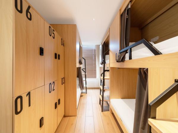 Captain 5 Youth Hotel-Xianxia Road Branch : photo 2 de la chambre lit dans dortoir pour hommes de 6 lits avec salle de bains commune