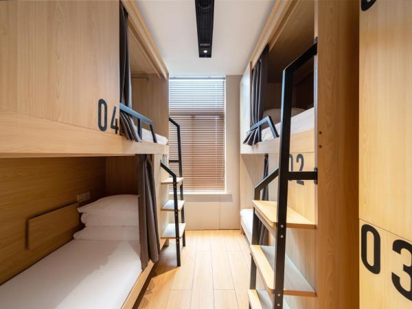 Captain 5 Youth Hotel-Xianxia Road Branch : photo 3 de la chambre bed in 4-bed male dormitory room - shared bathroom