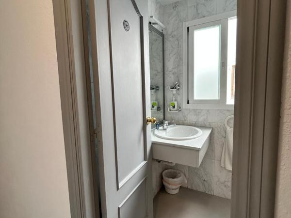 Hostal Berlin : photo 4 de la chambre chambre double ou lits jumeaux avec salle de bains privative externe