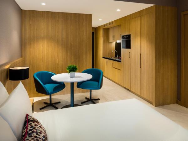 Millennium Place Mirdif : photo 2 de la chambre ce studio comprend une cuisine.