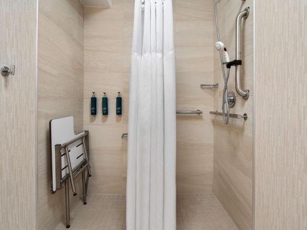 DoubleTree by Hilton Hotel Columbia : photo 7 de la chambre chambre lit king-size avec baignoire accessible aux personnes à mobilité réduite et malentendantes