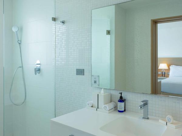 DoubleTree by Hilton Mazatlan, SIN : photo 9 de la chambre chambre double de luxe avec 2 lits doubles et vue sur ville