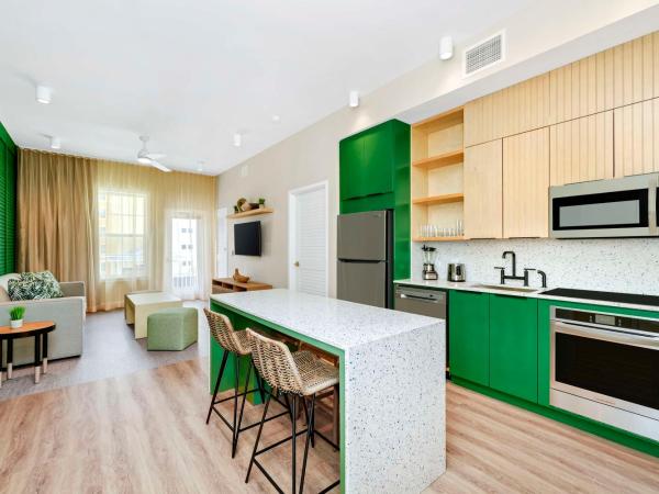 Embassy Suites By Hilton Orlando Sunset Walk : photo 4 de la chambre two-room corner king suite with balcony