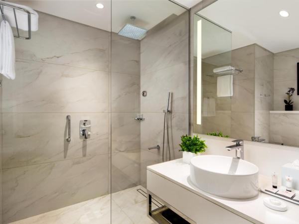 Millennium Place Mirdif : photo 4 de la chambre ce studio comprend une cuisine.