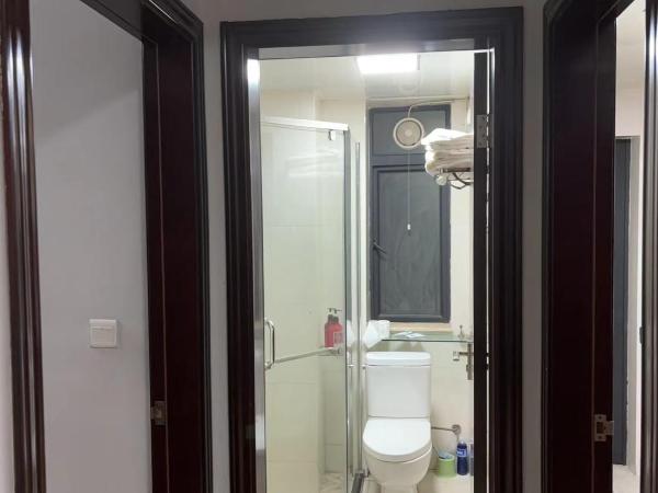 广州朴宿漫享公寓(琶洲国际会展中心店) : photo 9 de la chambre chambre triple avec salle de bains