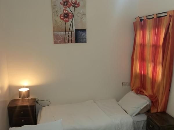 Tildi surf house : photo 1 de la chambre chambre triple - vue sur jardin