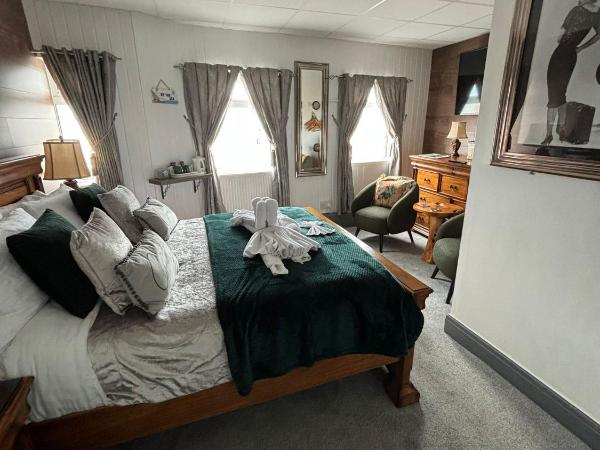 Kings Boutique Hotel : photo 4 de la chambre chambre lit king-size - vue sur mer