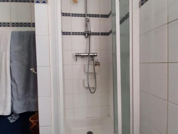 Chambre calme sur jardin Paris Batignolles : photo 6 de la chambre chambre double avec salle de bains privative