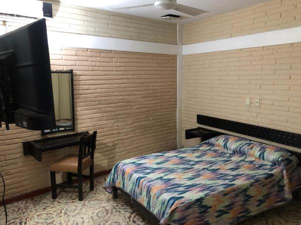 Hotel el Bucanero : photo 2 de la chambre chambre lit queen-size