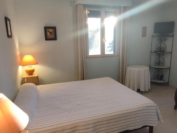 Chambre B&B à Font Margout - Calme - 4km de Sarlat - Petit-déjeuner : photo 1 de la chambre chambre double - vue sur jardin