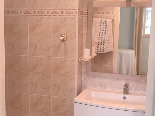 Chambre B&B à Font Margout - Calme - 4km de Sarlat - Petit-déjeuner : photo 3 de la chambre chambre double - vue sur jardin