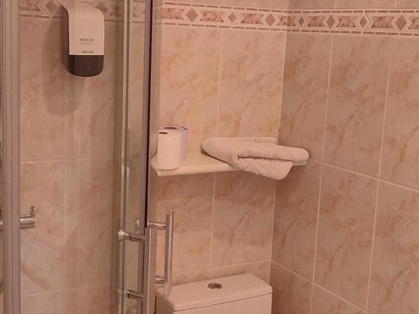 Chambre B&B à Font Margout - Calme - 4km de Sarlat - Petit-déjeuner : photo 4 de la chambre chambre double - vue sur jardin