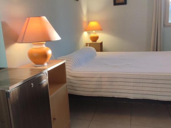 Chambre B&B à Font Margout - Calme - 4km de Sarlat - Petit-déjeuner : photo 2 de la chambre chambre double - vue sur jardin