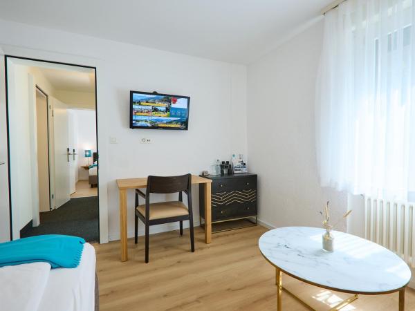 Hotel Sonnenberg : photo 5 de la chambre chambre triple avec salle de bains