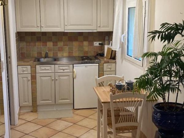 Le Mas des Amandiers : photo 4 de la chambre studio avec vue sur jardin