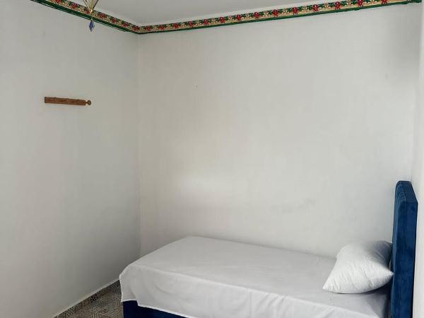 Hostel Tanger Medina : photo 1 de la chambre chambre double ou lits jumeaux avec salle de bains commune