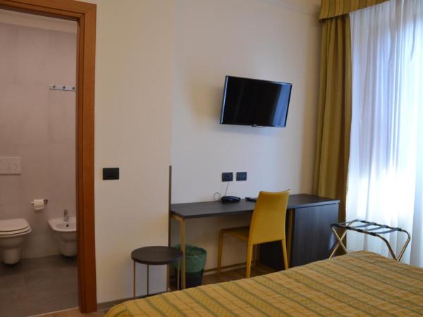 Hotel Mia Cara & Spa : photo 3 de la chambre chambre double ou lits jumeaux avec lit d'appoint