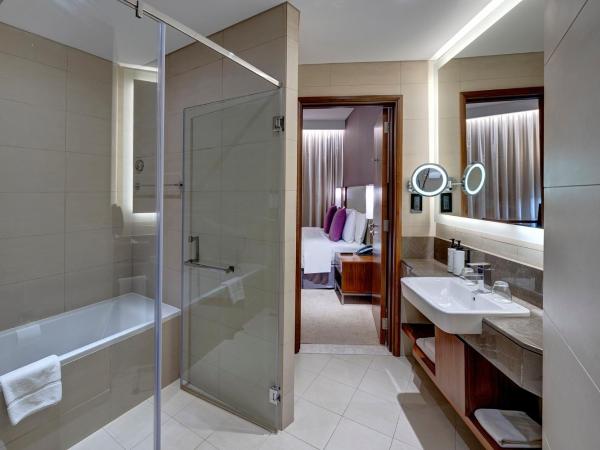 Crowne Plaza Muscat OCEC, an IHG Hotel : photo 3 de la chambre suite junior lit king-size - vue sur piscine