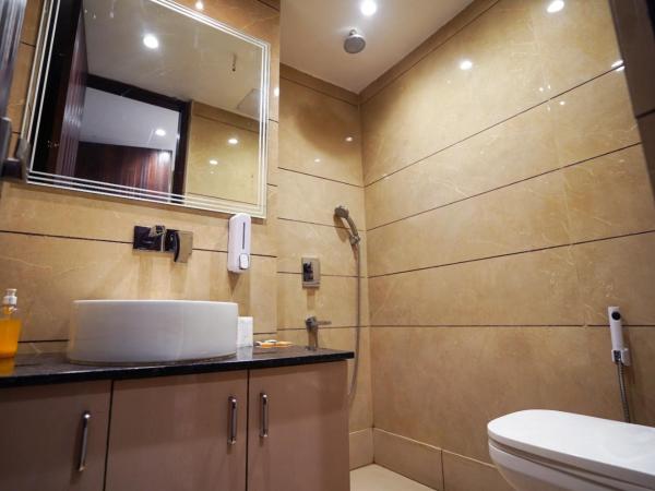 Hotel Leo Saffron - Corporate Stay Pitampura : photo 7 de la chambre chambre double deluxe avec balcon