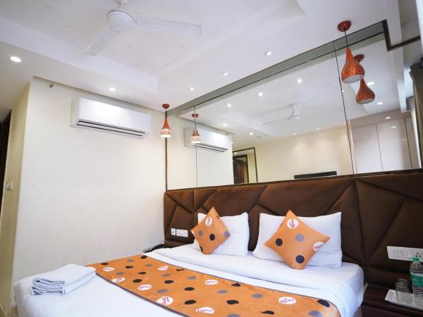 Hotel Leo Saffron - Corporate Stay Pitampura : photo 8 de la chambre chambre double deluxe avec balcon