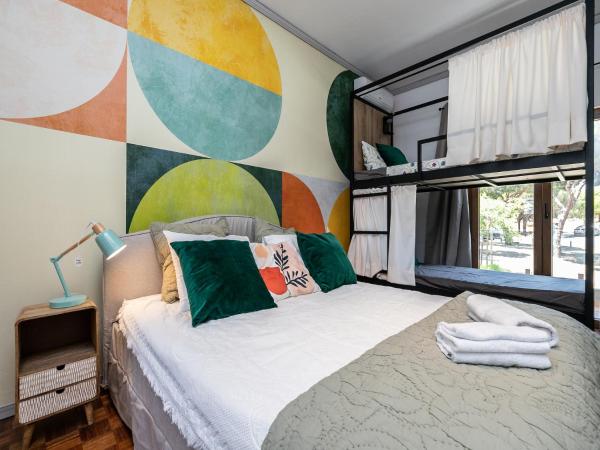 Walk in Hostel Faro Airport : photo 4 de la chambre chambre familiale avec salle de bains privative