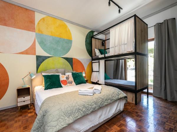 Walk in Hostel Faro Airport : photo 1 de la chambre chambre familiale avec salle de bains privative