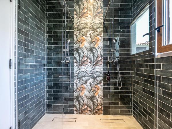 Walk in Hostel Faro Airport : photo 10 de la chambre chambre familiale avec salle de bains privative