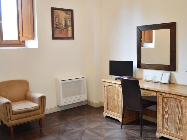 Armonie di Villa Incontri B&B : photo 9 de la chambre chambre double ou lits jumeaux deluxe – vue sur jardin