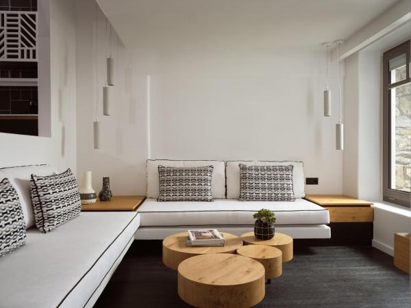 Semeli Coast Mykonos Curio Collection by Hilton : photo 9 de la chambre two-bedroom suite with pool and spa