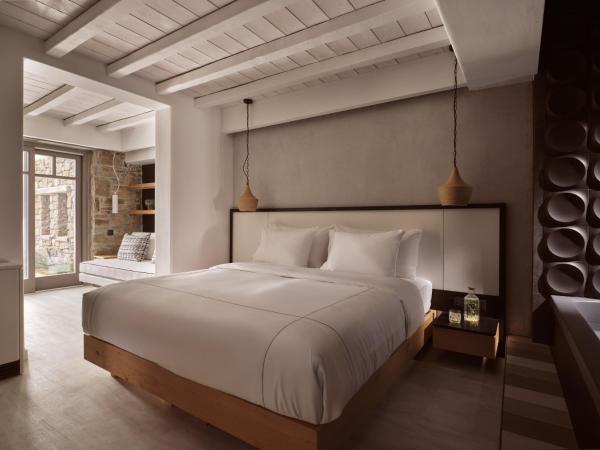 Semeli Coast Mykonos Curio Collection by Hilton : photo 9 de la chambre three-bedroom villa with pool and spa