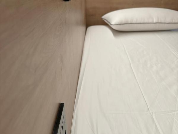 The POD Suite Hostel Village : photo 5 de la chambre b14 mixed upper bed in shared room with 20 beds