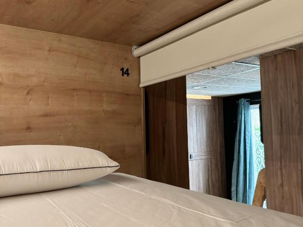 The POD Suite Hostel Village : photo 3 de la chambre b14 mixed upper bed in shared room with 20 beds