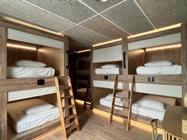 The POD Suite Hostel Village : photo 1 de la chambre b15 mixed lower bed in shared room with 20 beds