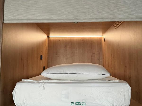 The POD Suite Hostel Village : photo 3 de la chambre b18 mixed upper bed in shared room with 20 beds