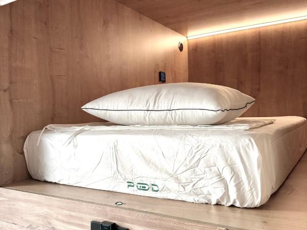 The POD Suite Hostel Village : photo 2 de la chambre b20 mixed upper bed in shared room with 20 beds
