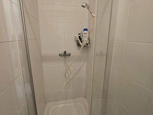 Korean Style Minbak Number Two PARIS : photo 3 de la chambre chambre double ou lits jumeaux avec salle de bains privative