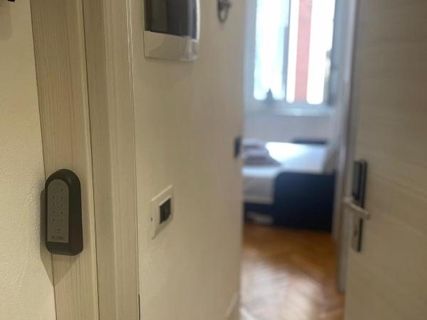 DROOMS 4,0 domotic smart self 24h,7 vicino treni Porta Susa e Centro Storico : photo 8 de la chambre chambre deluxe