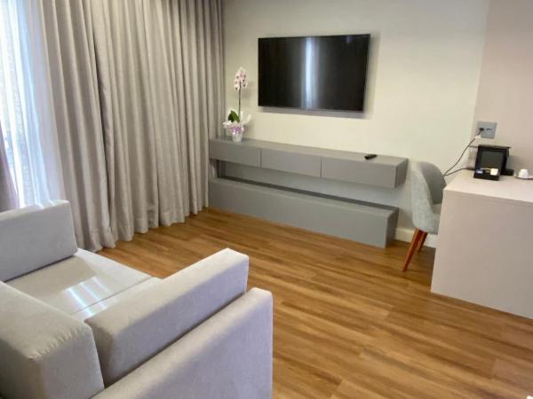 H2 Platinum Lourdes : photo 10 de la chambre penthouse suite with spa bath and panoramic view