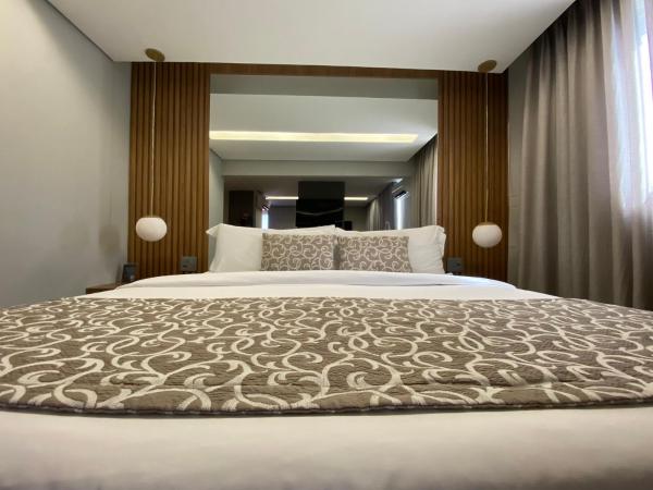 H2 Platinum Lourdes : photo 8 de la chambre penthouse suite with spa bath and panoramic view