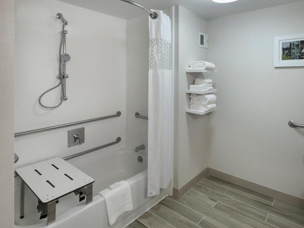 Hampton Inn Boston Logan Airport : photo 4 de la chambre king room with accessible tub - mobility and hearing access/non-smoking